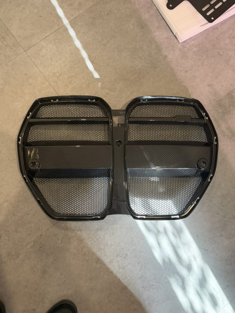 Open Box Grille (OPEN BOX) V Style 1Pc Dry Carbon Fiber Front Grille Replacement w/ Mesh- G80 M3 / G82 M4