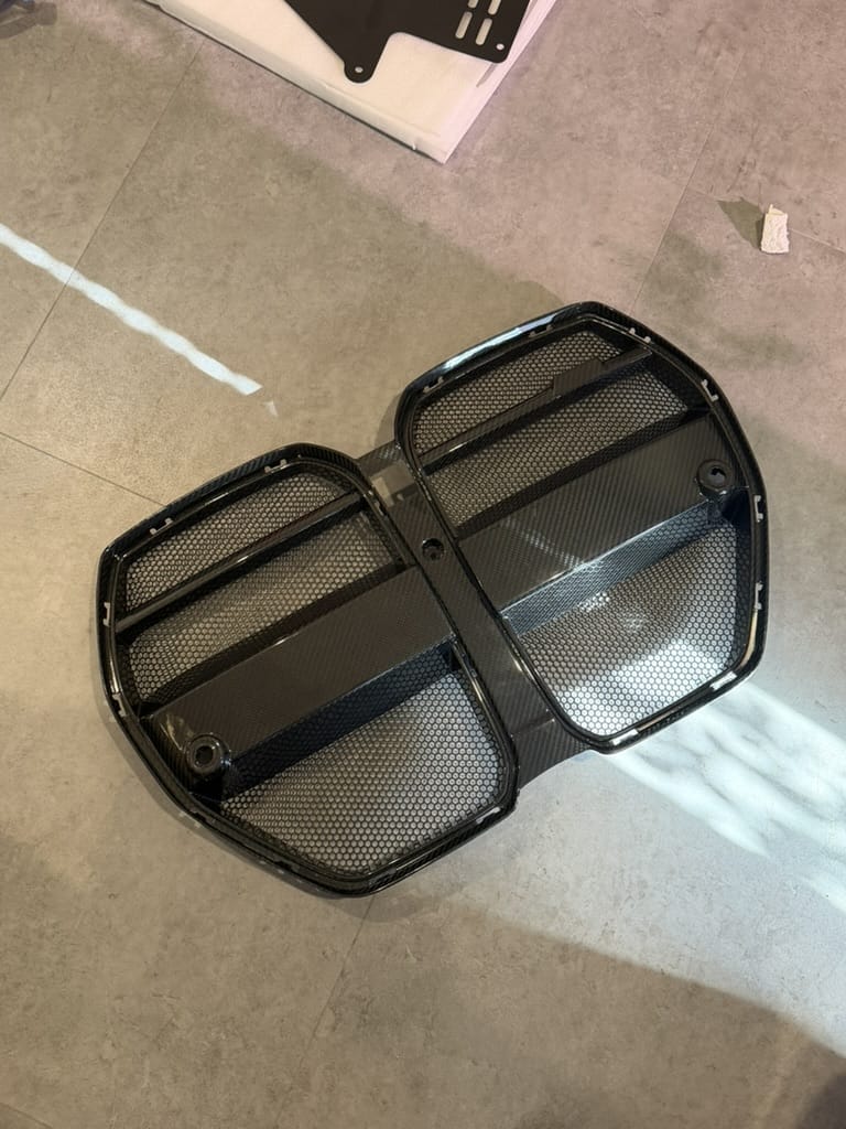Open Box Grille (OPEN BOX) V Style 1Pc Dry Carbon Fiber Front Grille Replacement w/ Mesh- G80 M3 / G82 M4